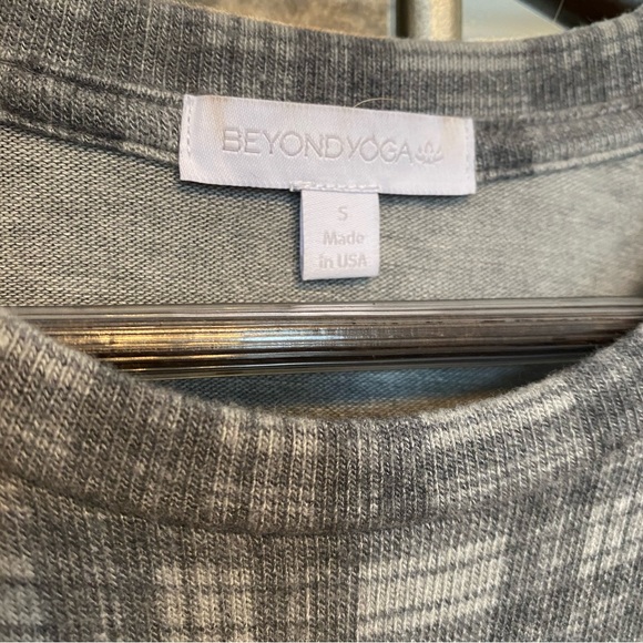 Beyond Yoga 🧘🏻‍♀️ Favorite Raglan Crew Pullover - Small - Picture 3 of 3